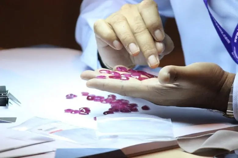 พิษโควิด ยอดขายพลอยสีซบ หวังปลดล็อกการเดินทางฟื้นการค้า