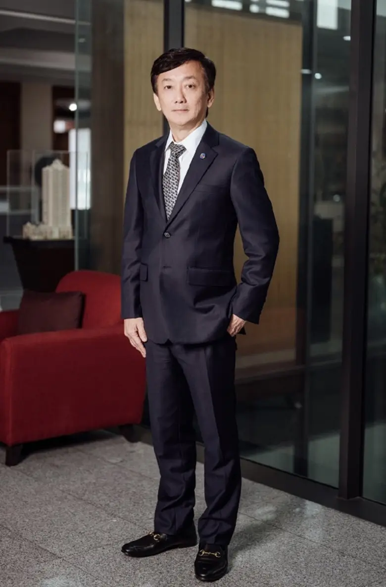 นายอภิชัย เตชะอุบล ประธานกรรมการและประธาน...