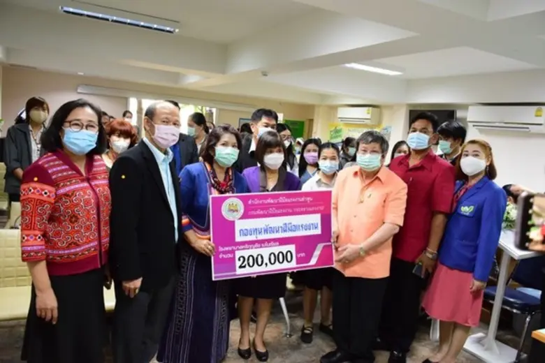 นางณฐมน ปัทมะสุคนธ์ ผู้อำนวยการสำนักงานพั...