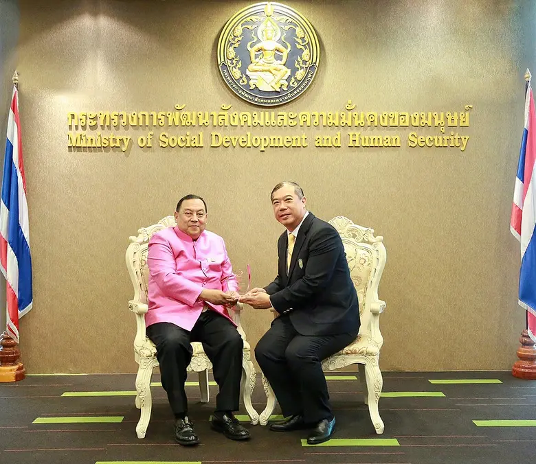 นายสมเกียรติ มรรคยาธร กรรมการผู้จัดการใหญ...