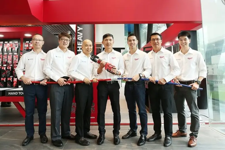 นายอรรถวัฒน์ อัศวนิเวศน์ ผู้จัดการฝ่ายผลิ...