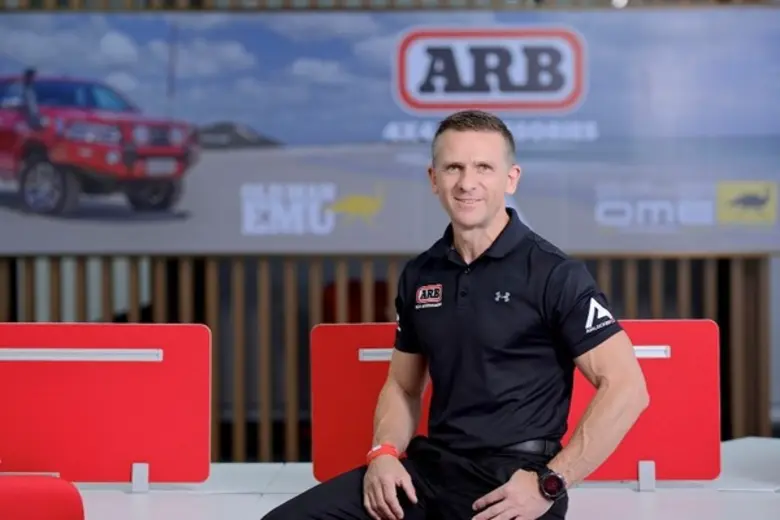 นายเดนิส โอเว็น ฮอลตัน กรรมการผู้จัดการ ข...