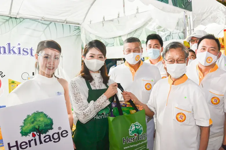 วลัยทิพย์ ซื่อตรงมั่นคง (ที่2 จากซ้าย) ผู...