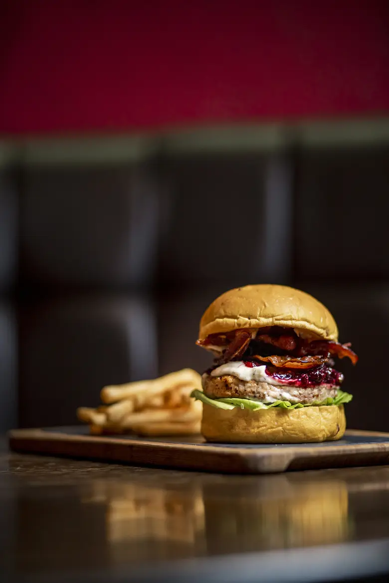 ร้านทเวนตี้ไฟว์ ดีกรีส์ เบอร์เกอร์ บาร์ (...