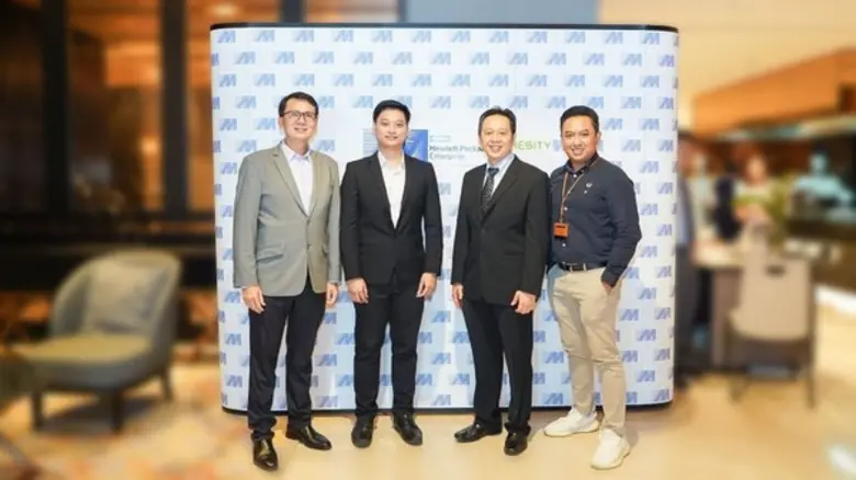 คุณชัยวัฒน์ วชิรโรจน์ไพศาล (ทางซ้าย) ผู้จ...