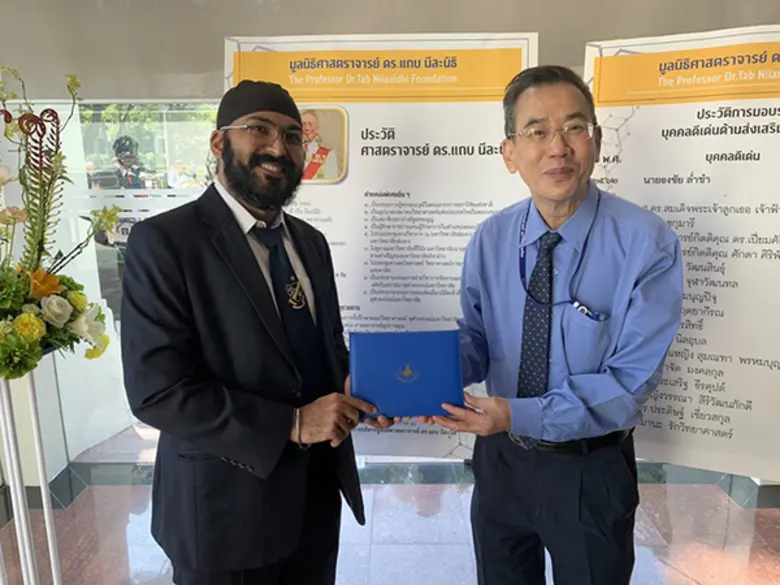 มหาบัณฑิตทันตแพทย์ ม.มหิดล สร้างชื่อ แปรรูปฟันแท้ที่ไม่สามารถเก็บไว้ได้เป็นผงกระดูก เพื่อมาปลูกถ่ายในเบ้ารากฟันได้ทันทีข้างเก้าอี้ทำฟันโดยใช้เวลาสั้น