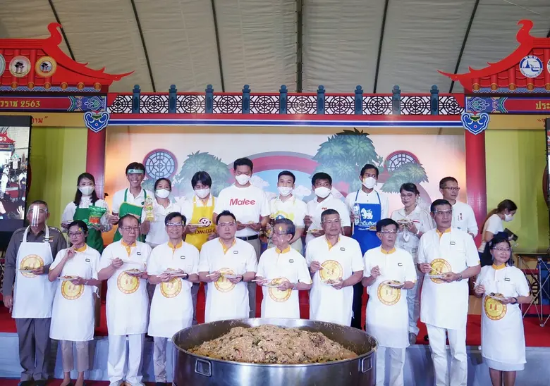 คุณโฮ เรน ฮวา (ที่ 2 จากขวา) ประธานเจ้าหน...