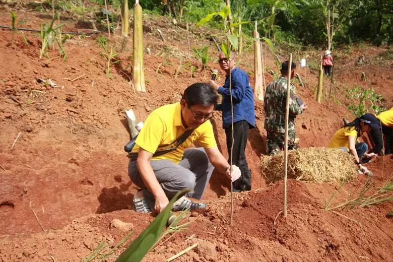 "ตลาดหลักทรัพย์ฯ ทอดผ้าป่าต้นไม้ เรียนรู้ ป่า-น้ำ-ชุมชน-อากาศ วัดดอยอินทรีย์ เชียงราย"