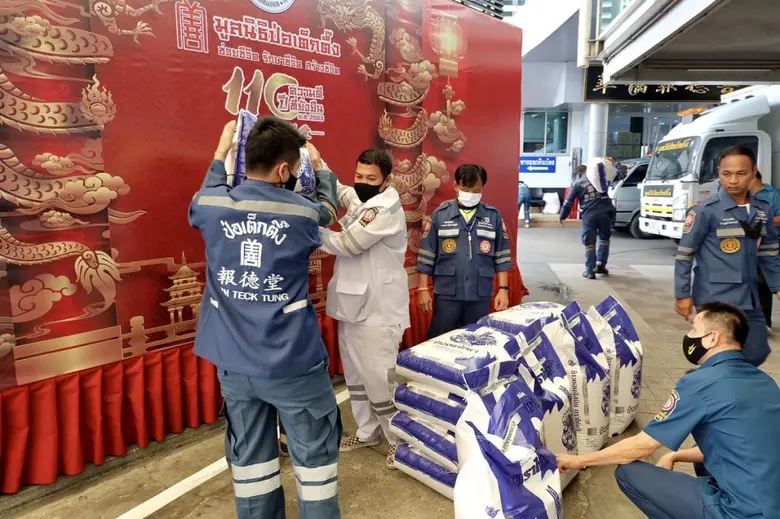 "ไก่แจ้" มอบข้าวสาร 1,000 กิโลกรัม ช่วยเหลือผู้ประสบภัยน้ำท่วมในภาคอีสาน