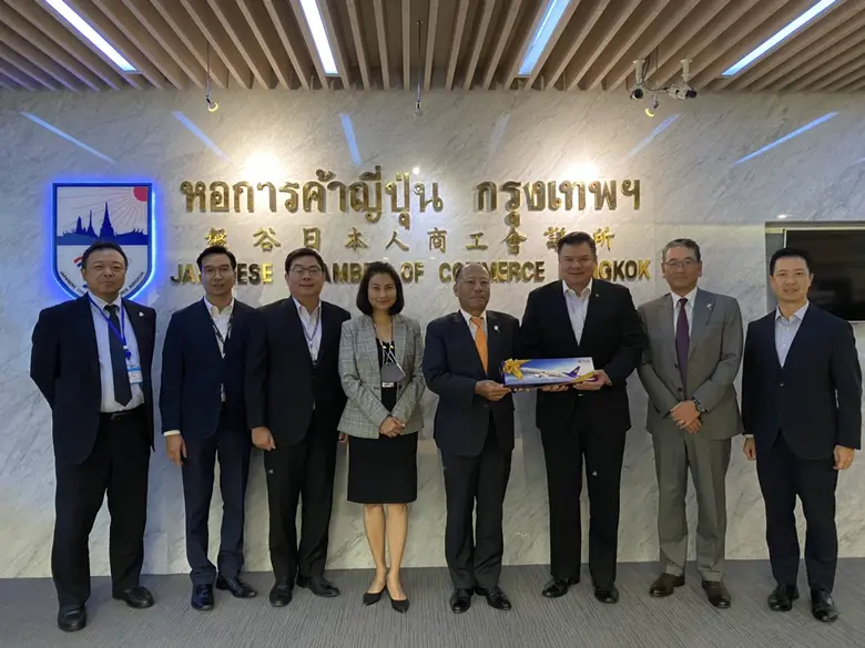 นายเชตเสนีย์ ธนะรัชต์ (ที่ 3 จากขวา) รักษ...