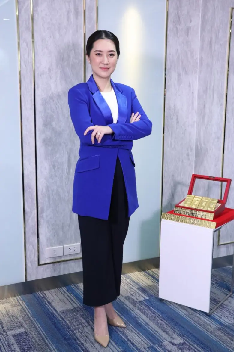 ผู้บริหาร YLG นำทีมพนักงานร่วมกิจกรรมบุญที่วัดบวรฯ