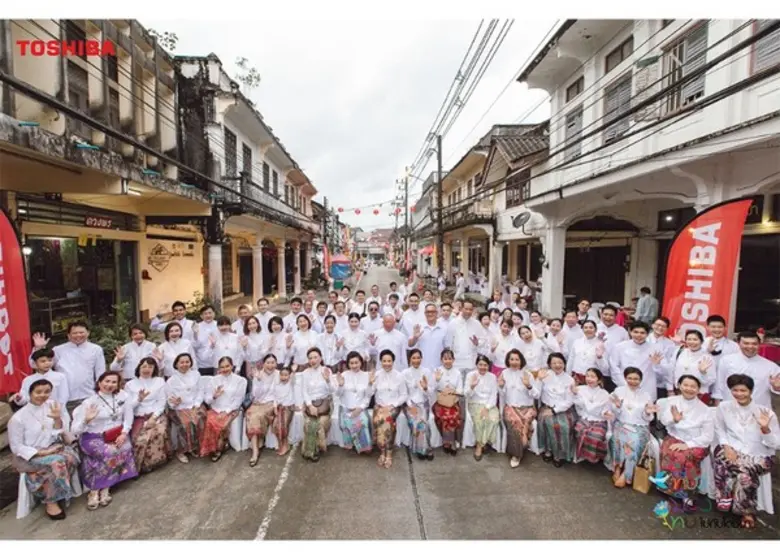 บริษัท โตชิบา ไทยแลนด์ จำกัด นำทีมโดย นาง...