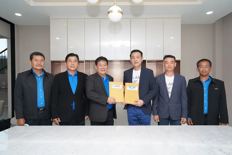 นายศิริพงษ์ สมบูรณ์ (ที่ 3 จากขวา) กรรมกา...