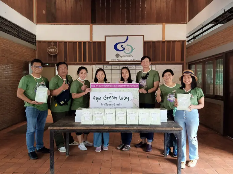 เมื่อเร็วๆ นี้ น.ส.อัจฉรา เจริญพร (ที่ 4 ...