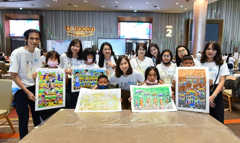 นางสาวสิตาพัชร์ นิโรจน์ธนรัฐ (กลาง) ผู้ช่...