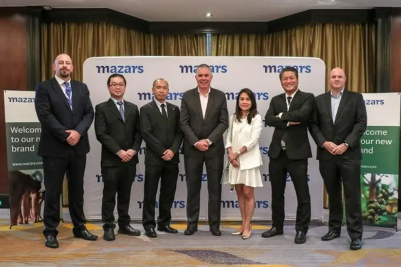 นาย ร็อบ ฮูเรนคัมป์ (ที่ 4 จากซ้าย) ประธา...