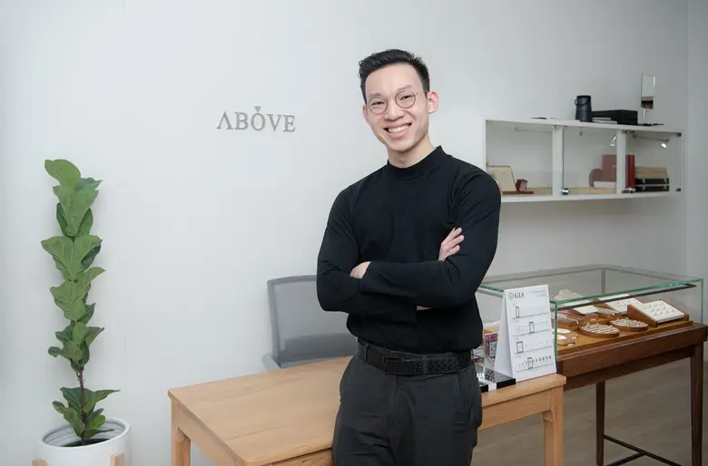 คู่รักที่กำลังมองหาแหวนหมั้นแหวนแต่งงานเพชรเป็นสิ่ง...