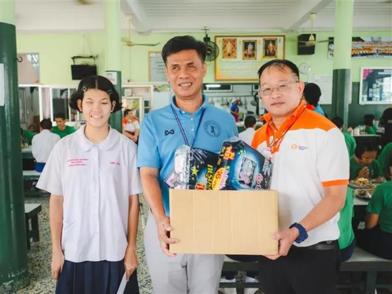 นายศักดา กาญจนวนาวัลย์ (ที่ 1 จากขวา) ผู้...