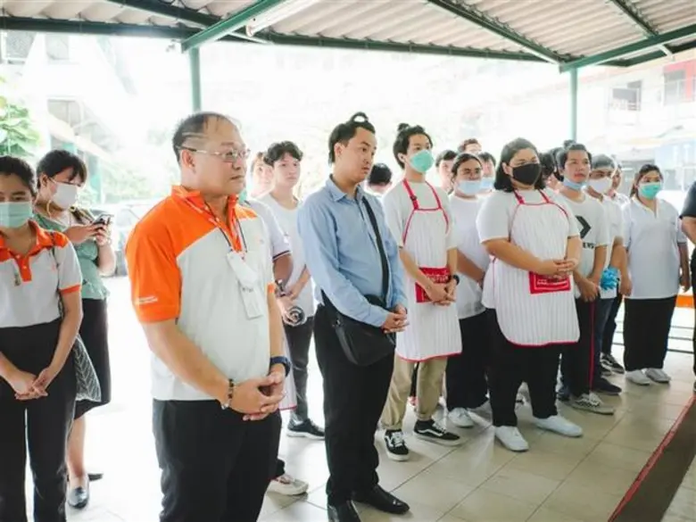 วิทยาลัยดุสิตธานี ศูนย์การศึกษาเมืองพัทยา จัดอาหารกลางวันเลี้ยงนักเรียนผู้พิการทางสายตา ถวายเป็นพระราชกุศลในหลวง ร.9