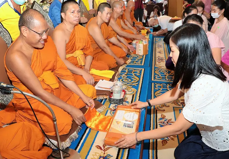 นางเพ็ญศรี เลิศกรประดิษฐ์ ผู้อำนวยการฝ่าย ผู้แทน บร...