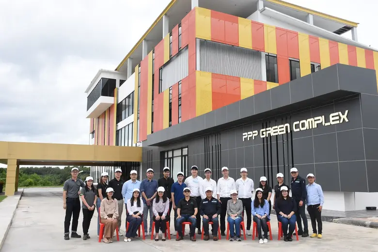 นายรังสรรค์ พวงปราง (นั่งที่ 4 จากซ้าย) ผ...