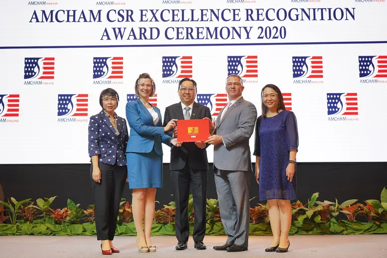 นายธันยเชษฐ์ เอกเวชวิท (คนกลาง) กรรมการผู...