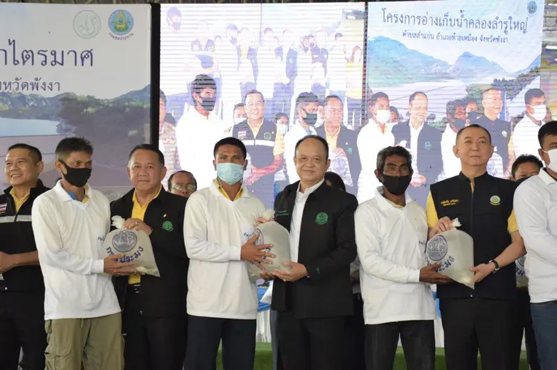 ดร.เฉลิมชัย ศรีอ่อน รัฐมนตรีว่าการกระทรวง...