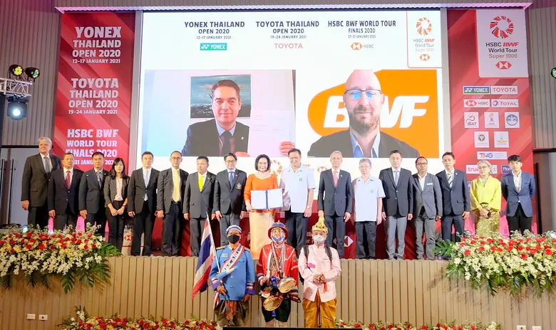 นพ.พิชญา นาควัชระ (ลำดับที่ 5 จากขวา) รอง...