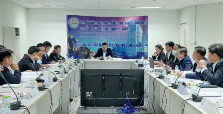 นายชาคริตย์ เดชา รองอธิบดีกรมพัฒนาฝีมือแร...