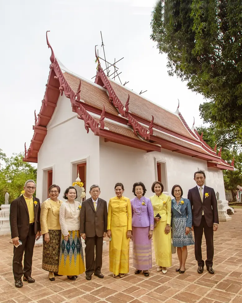 ท่านผู้หญิงสิริกิติยา เจนเซน (ยืนกลาง) ให...