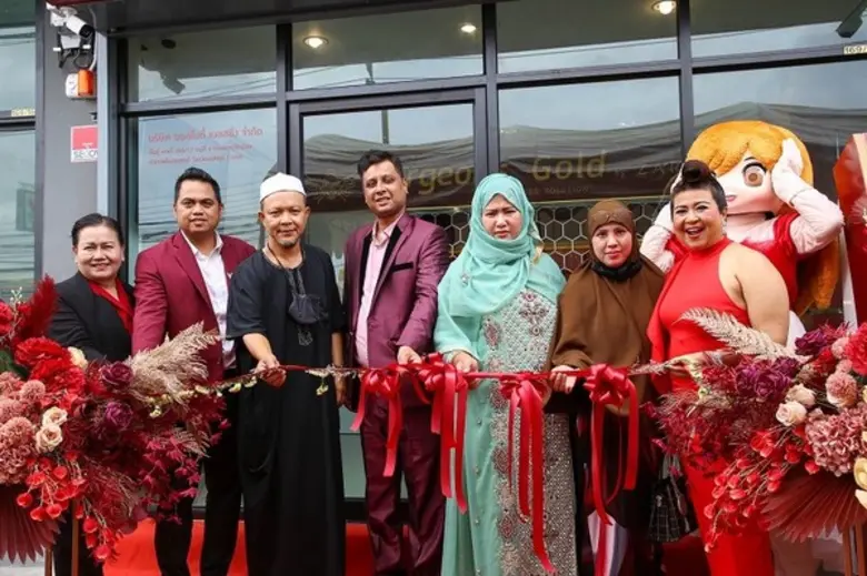 คุณสาลินี ปันยารชุน พร้อมด้วย คุณธนาวิทย์ จำนงค์ ซี...