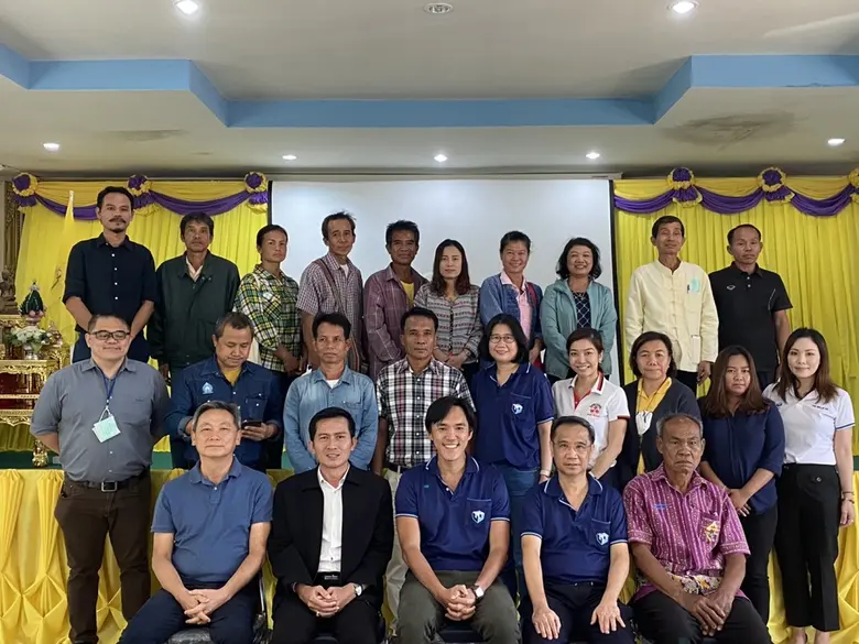 คุณโฮ เรน ฮวา (แถวนั่งคนกลาง) ประธานเจ้าห...