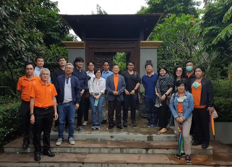 ดร.องอาจ กิตติคุณชัย (กลาง) ประธานเจ้าหน้...