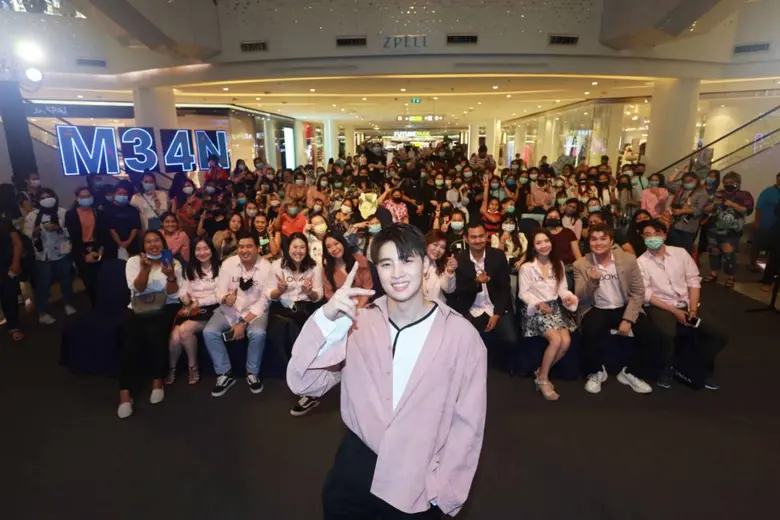 "มีน-พีรวิชญ์" หนุ่มหล่อลุคโอปป้า โชว์ลูกอ้อนร้องเพลงละลายใจแฟนคลับ ฉลองเปิดบิวตี้สโตร์เอเชี่ยนสไตล์แห่งใหม่ LOOKS (ลุคส์) ฟิวเจอร์พาร์ค รังสิต