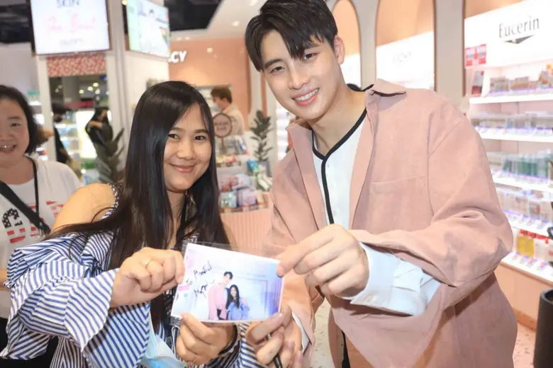 "มีน-พีรวิชญ์" หนุ่มหล่อลุคโอปป้า โชว์ลูกอ้อนร้องเพลงละลายใจแฟนคลับ ฉลองเปิดบิวตี้สโตร์เอเชี่ยนสไตล์แห่งใหม่ LOOKS (ลุคส์) ฟิวเจอร์พาร์ค รังสิต