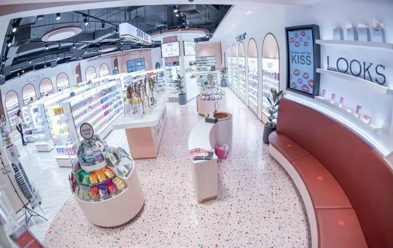 "มีน-พีรวิชญ์" หนุ่มหล่อลุคโอปป้า โชว์ลูกอ้อนร้องเพลงละลายใจแฟนคลับ ฉลองเปิดบิวตี้สโตร์เอเชี่ยนสไตล์แห่งใหม่ LOOKS (ลุคส์) ฟิวเจอร์พาร์ค รังสิต