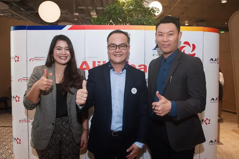 คุณอภิสิทธิ์ ไทเศรษฐวัฒน์กุล (กลาง) ประธา...