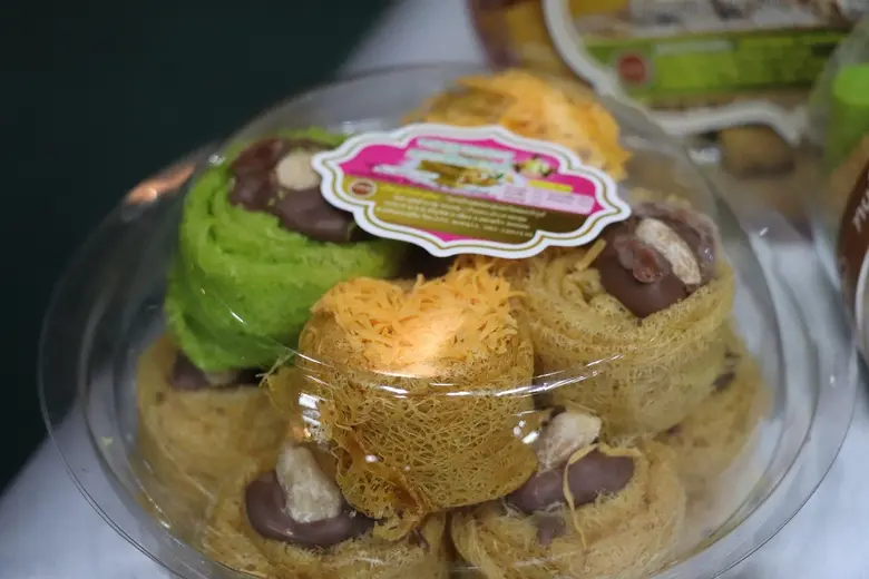 อาชีพการทำ "ขนมลา" ซึ่งเป็นขนมที่ใช้ในการ...