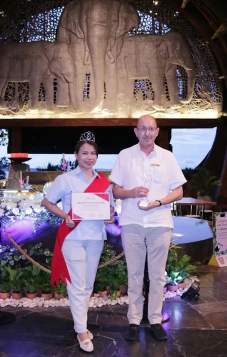 เดนิส ทรูวาร์ (ขวา) ผู้จัดการทั่วไปภาคพื้...