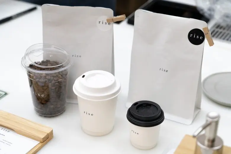 RISE CAFE คอฟฟี่คาเฟ่ และร้านดอกไม้ตอบโจทย์คนทำงานสายอาร์ตย่านสาทร ดีไซน์เรียบง่ายสไตล์ญี่ปุ่น เปิดบริการแล้วที่ชั้น M2 อาคารเอ็มไพร์ ทาวเวอร์