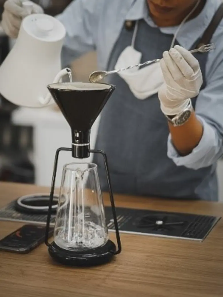 RISE CAFE คอฟฟี่คาเฟ่ และร้านดอกไม้ตอบโจทย์คนทำงานสายอาร์ตย่านสาทร ดีไซน์เรียบง่ายสไตล์ญี่ปุ่น เปิดบริการแล้วที่ชั้น M2 อาคารเอ็มไพร์ ทาวเวอร์