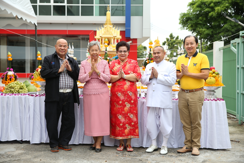 นางสุนทรี จรรโลงบุตร (คนกลาง) ประธานเจ้าห...