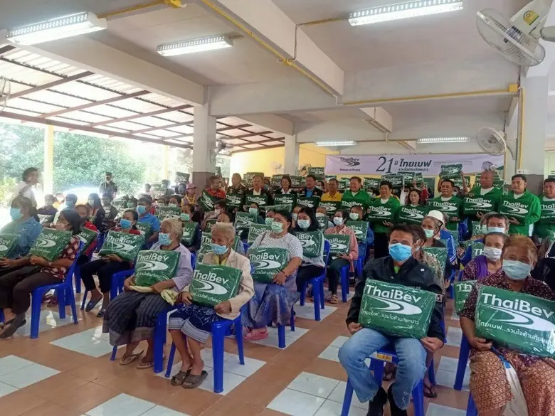 สสจ.นครพนม ร่วมพิธี "ไทยเบฟ รวมใจต้านภัยหนาว" แจกผ้าห่ม ปีที่ 21 ให้ประชาชน 12 อำเภอ 13,000 ผืน