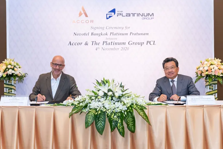 นายสุรชัย โชติจุฬางกูร (ขวา) ประธานกรรมกา...