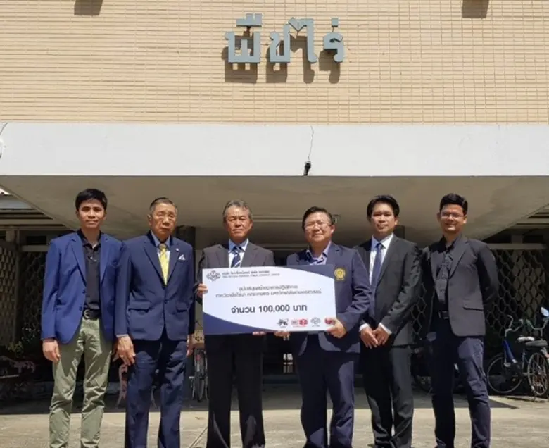 นายโยชิฮิโระ ทามูระ (กลาง) ประธานเจ้าหน้า...