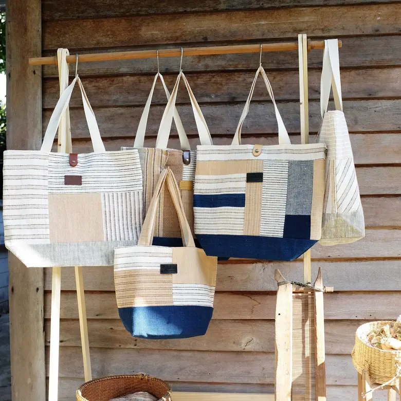 หลงใหลงานผ้าไทย ชื่นชอบงานดีไซน์ที่เป็นเอ...