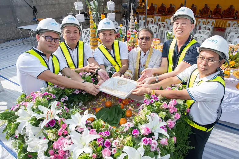 คุณธัญลักษณ์ นันท์ธนาวรสิริ (ที่ 3 จากซ้า...