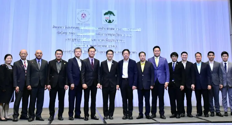 คุณชัพมนต์ จันทรพงศ์พันธุ์ (ที่ 6 จากขวา ...