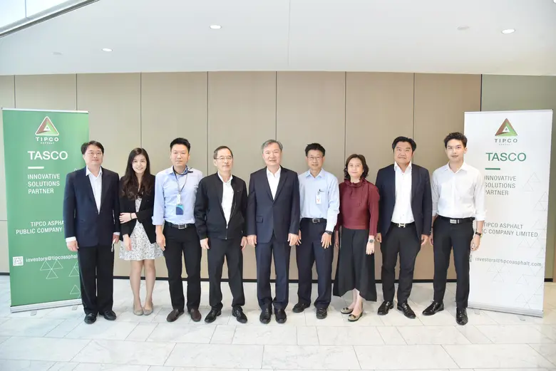 คุณชัยวัฒน์ ศรีวรรณวัฒน์ (กลาง) กรรมการผู...