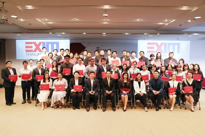 นายพิศิษฐ์ เสรีวิวัฒนา (แถวหน้า ที่ 5 จาก...